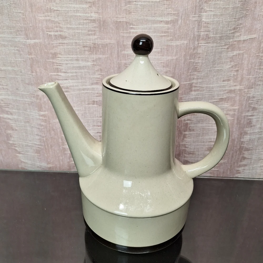 Vintage STRAWBERRIES 🍓 pitcher with lid, freezer to oven stoneware. - Picture 1 of 13